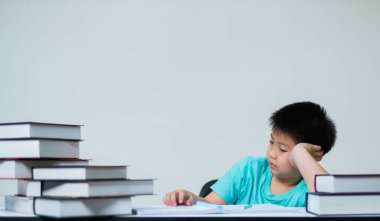 Çocuk beyaz arka plan ve eğitim konsepti üzerine ödev yapıyor.