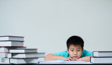 Çocuk ödevini yapıyor, çocuk ödevi yazıyor, eğitim kavramı, okula geri dönüyor.