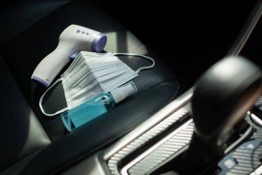 Alkol el jölesi ve arabanın maskesini korumak, Covid19 konsepti.