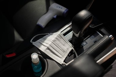 Alkol el jölesi ve arabanın maskesini korumak, Covid19 konsepti.