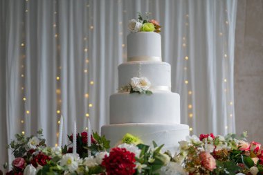 Geçmişi bulanık güzel bir düğün pastası.