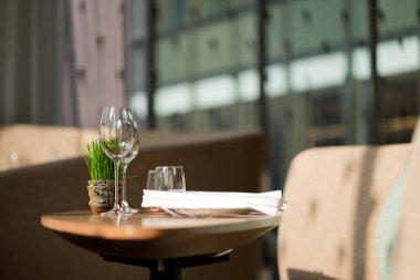 Masanın üzerinde boş cam su var.