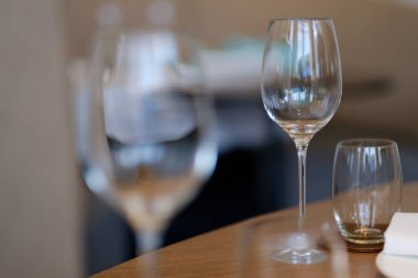 Masada kokteyl bardağı, gece partisi, kutlama, bardak su.