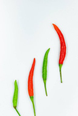 Beyaz arka planda kırmızı ve yeşil biber, biber, kırmızı biber