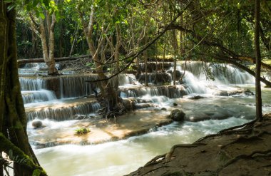 Huai Mae Khamin Şelalesi Kanchanaburi, Tayland 'da, güzel şelale