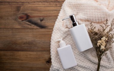 Ahşap arka planda doğal kozmetik şişeleri, boş şişe, doğal güzellik ürünü, güzellik ürünü konsepti 