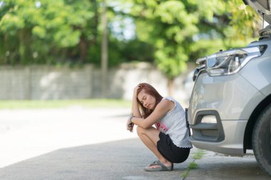  Kadın bozuk bir araba yüzünden üzgün.