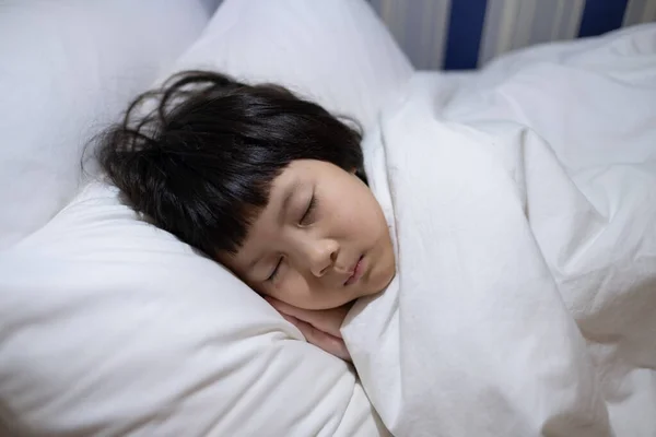 Anak Asia Tidur Tempat Tidur Anak Sakit — Stok Foto