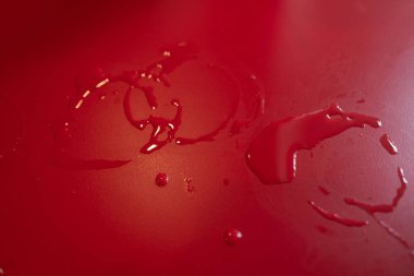 Tahta masada su damlası, su lekesi.