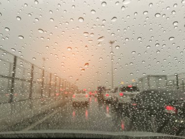 Araba aynasında bir damla su, trafik sıkışıklığı.