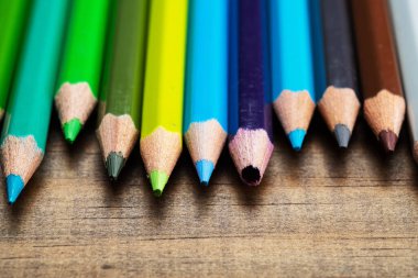 Ahşap arka planda renk kalemi, okul konseptine dönüş
