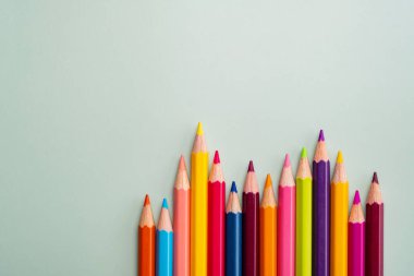 Renkli kalem arkaplanı, okul konseptine geri dön