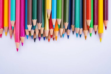 Renkli kalem arkaplanı, okul konseptine geri dön