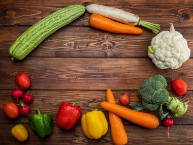 Metin için kopyalama alanı olan tahta zemin üzerinde sebzeler