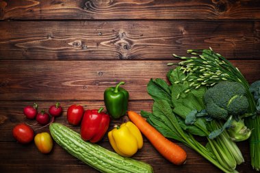 Metin için kopyalama alanı olan tahta zemin üzerinde sebzeler