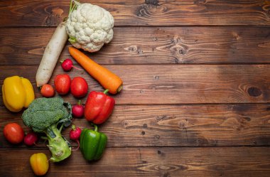 Metin için kopyalama alanı olan tahta zemin üzerinde sebzeler