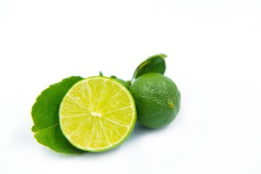 Beyaz arkaplanda yeşil limonlar