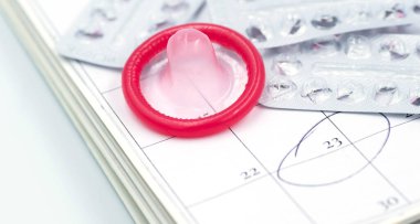 Doğum kontrol haplı prezervatif, güvenli seks.