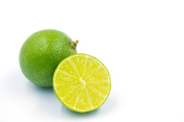 Beyaz arkaplanda yeşil limonlar
