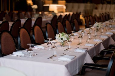 Masanın üzerinde boş cam su var.