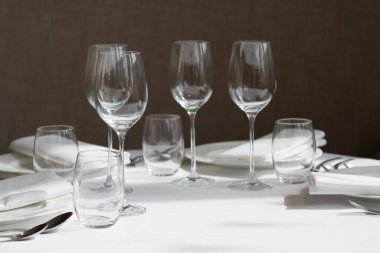 Masanın üzerinde boş cam su var.