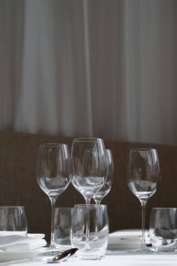 Masanın üzerinde boş cam su var.