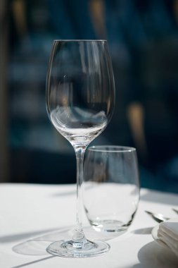 Masanın üzerinde boş cam su var.