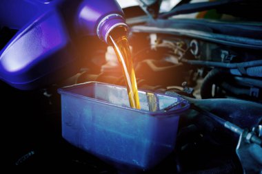 Arabaya yeni yağ, taze yağ, servis otomobili.