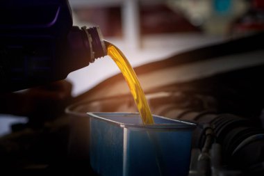 Yağ vagonu motorunu değiştir, motor yağını doldur