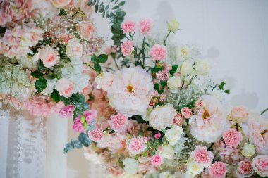 düğün arkaplanı, düğün çiçeği süslemesi, gül duvarı, renkli arka plan, taze gül, bir demet çiçek.