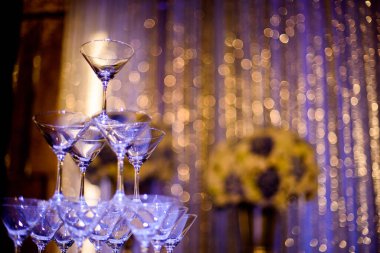 Masada kokteyl bardağı, gece partisi, kutlama, bardak su.