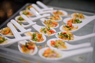 Açık büfe yemekler, restoranda yemek partisi, mini kanepeler, atıştırmalıklar ve aperatifler.