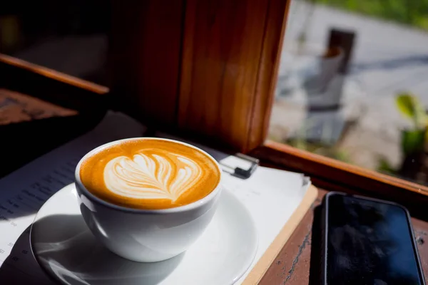 Gorąca Kawa Sztuka Latte Drewnianym Stole Czas Relaksu — Zdjęcie stockowe
