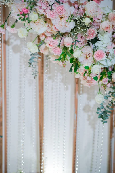 結婚式の背景結婚式の花の装飾バラの壁カラフルな背景新鮮なバラたくさんの花 — ストック写真