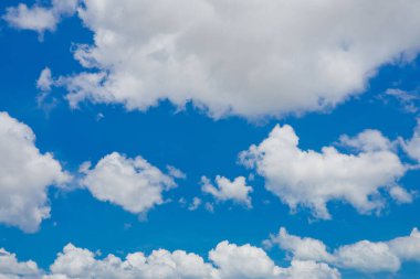 Bulutlu mavi gökyüzü, yaz zamanı, güzel gökyüzü