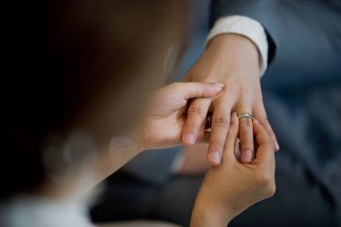 Yüzük tak, alyans tak, aşk çifti