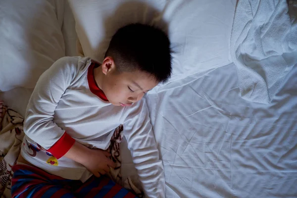 Asyalı Çocuk Yatakta Uyuyor Çocuk Hasta Çocuk Uyuyor — Stok fotoğraf