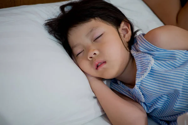 Asiatique Enfant Dormir Sur Lit Malade Enfant — Photo