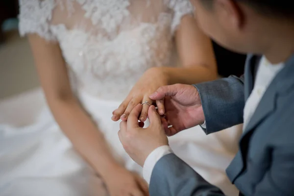 Usar Anillo Anillo Bodas Pareja Amor — Foto de Stock