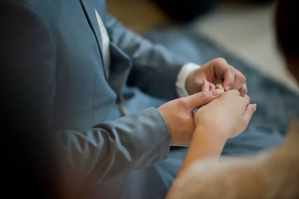 Indossare Una Fede Fede Nuziale Coppia Amore — Foto Stock