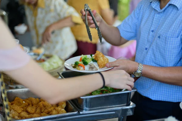 Menyendok Makanan Katering Waktu Makan Malam — Stok Foto