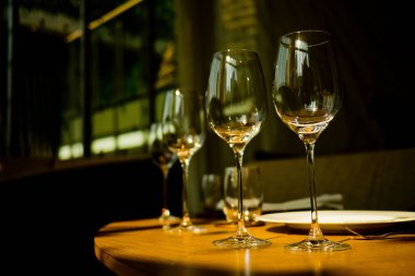 boş bardaklar restoranda şarap, cam su, kampanya bardağı