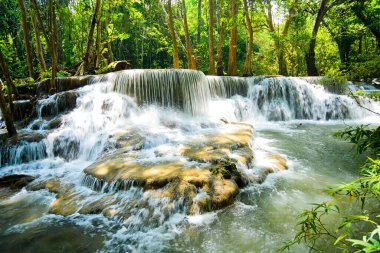 Huai Mae Khamin Şelalesi Kanchanaburi, Tayland 'da, güzel şelale