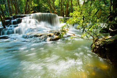 Huai Mae Khamin Şelalesi Kanchanaburi, Tayland 'da, güzel şelale