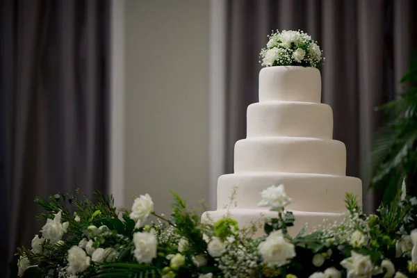 Gyönyörű Esküvői Torta Homályos Háttér — Stock Fotó