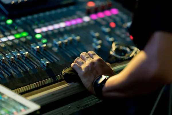 Verificação Som Para Concerto Mixer Control Engenheiro Música Bastidores — Fotografia de Stock