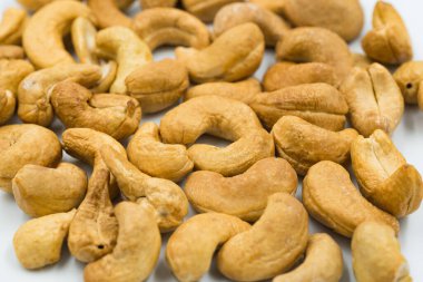 Beyaz arka planda kaju fıstığı