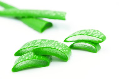 Beyaz arkaplanda taze aloe vera
