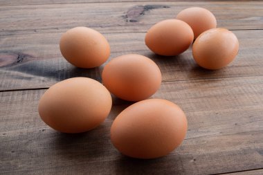 Tahta arka planda yumurta, taze yumurta.