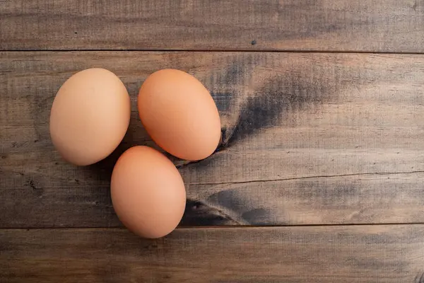 Tahta arka planda yumurta, taze yumurta.